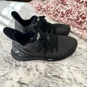 Women’s size 7 Puma Ignite shoes